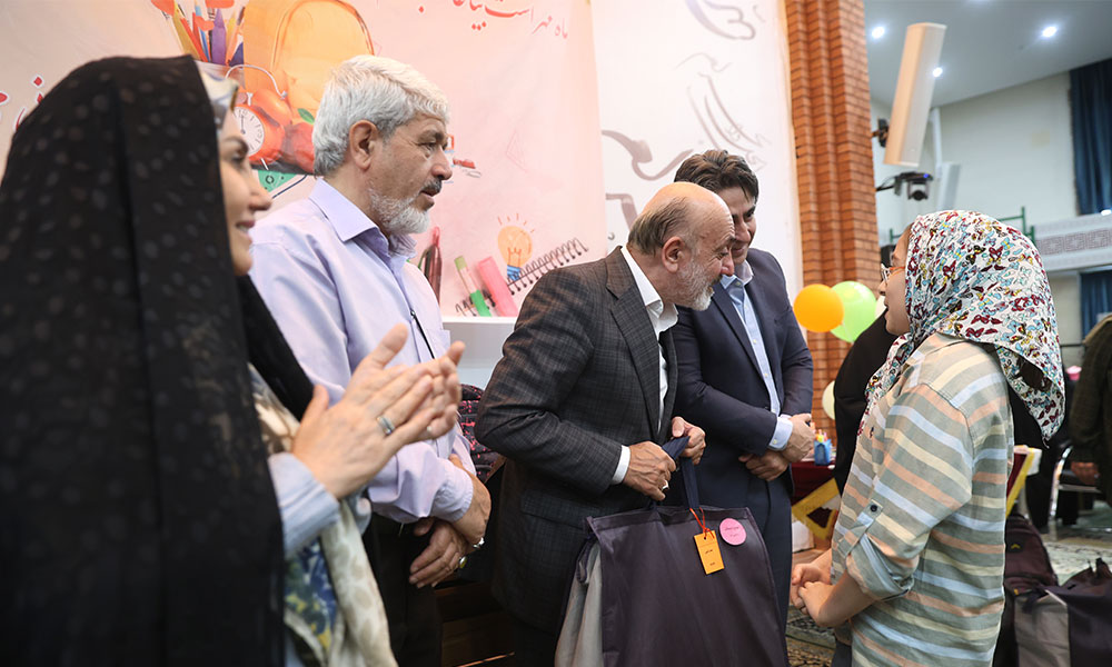 اهدا لوازم التحریر به فرزندان مددجویان به مناسبت آغاز سال تحصیلی