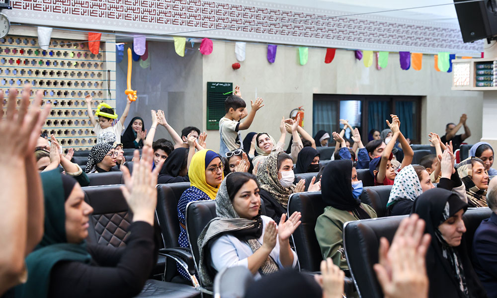 جشن ماه مهر ، اهدا لوازم التحریر به فرزندان احسان پذیران